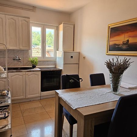 Apartment With Swimming Pool เยลซา ภายนอก รูปภาพ