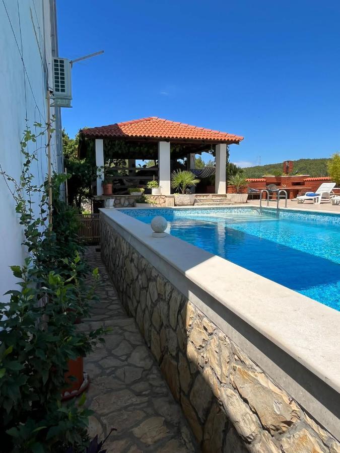 Apartment With Swimming Pool เยลซา ภายนอก รูปภาพ