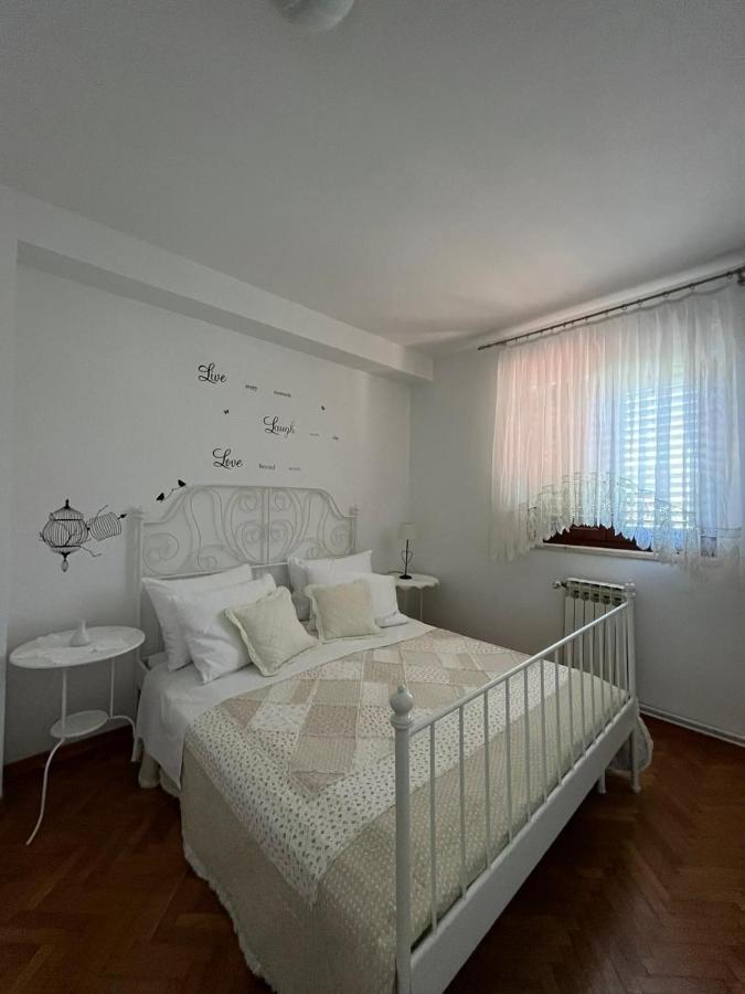 Apartment With Swimming Pool เยลซา ภายนอก รูปภาพ