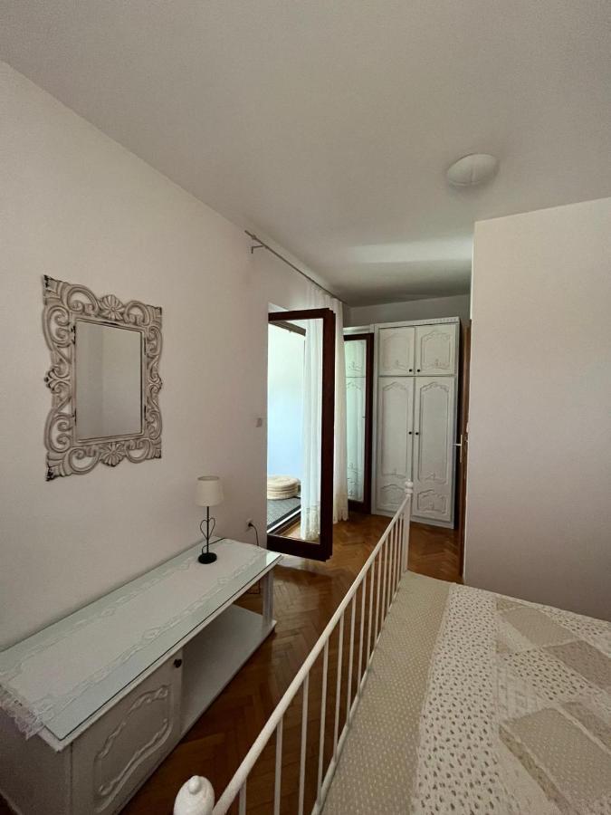 Apartment With Swimming Pool เยลซา ภายนอก รูปภาพ